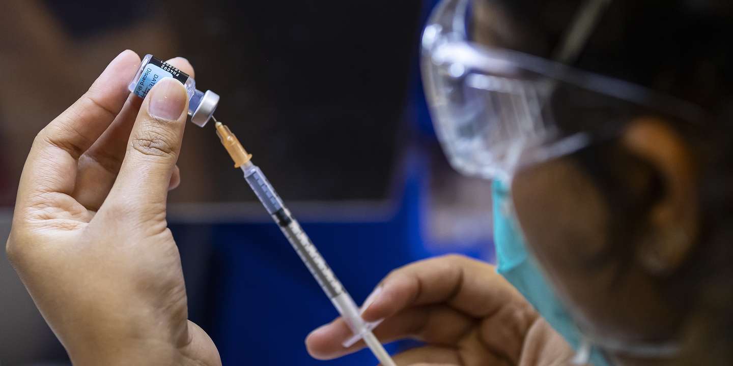 epa09464806 A health care worker prepares a Pfizer vaccine in the pharmacy of the Heidelberg Repatriation Hospital vaccination hub in Melbourne, Australia, 13 September 2021. A series of pop-up vaccination hubs will be set up in schools and COVID-hit areas, while an extra 400,000 Pfizer and Moderna doses are also heading to the state as part of a three-week blitz.  EPA/DANIEL POCKETT AUSTRALIA AND NEW ZEALAND OUT