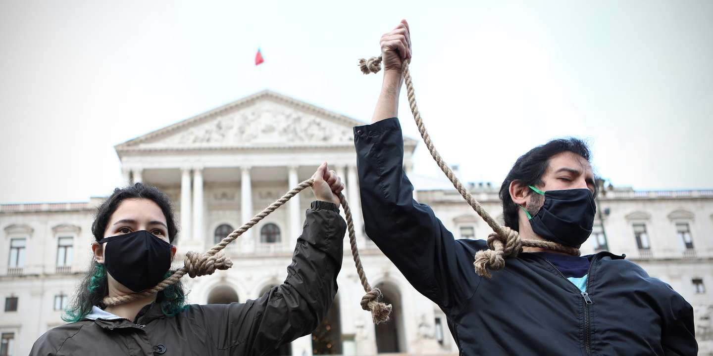Manifestantes protestam durante uma ação do movimento Climáximo, entre o Príncipe Real e a Assembleia da República, por forma a assinalar os cinco anos do Acordo de Paris através do seu "enterro" simbólico, em Lisboa, 12 de dezembro de 2020. Em 2015, 196 países assinaram o Acordo de Paris para tentar impedir que as alterações climáticas tornassem a vida no planeta insustentável, tendo como objetivo a redução das emissões de gases de efeito estufa e impedir um aumento de temperatura média global para além dos dois graus neste século. ANTÓNIO PEDRO SANTOS/LUSA