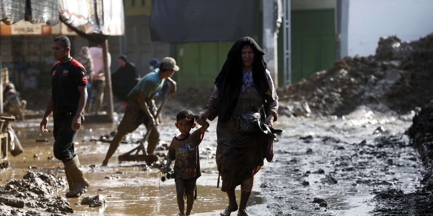 epa12561910 Residents clean up their houses from the mud in a flood-affected village in the Meureudu area, Pidie Jaya Aceh, Indonesia, 01 December 2025. According to National Disaster Management Agency Floods and landslides triggered by Tropical Cyclone Senyar have killed at least 442 people across Aceh, North Sumatra, and West Sumatra provinces. This number is expected to rise, as approximately 402 people remain uncounted for.  EPA/HOTLI SIMANJUNTAK