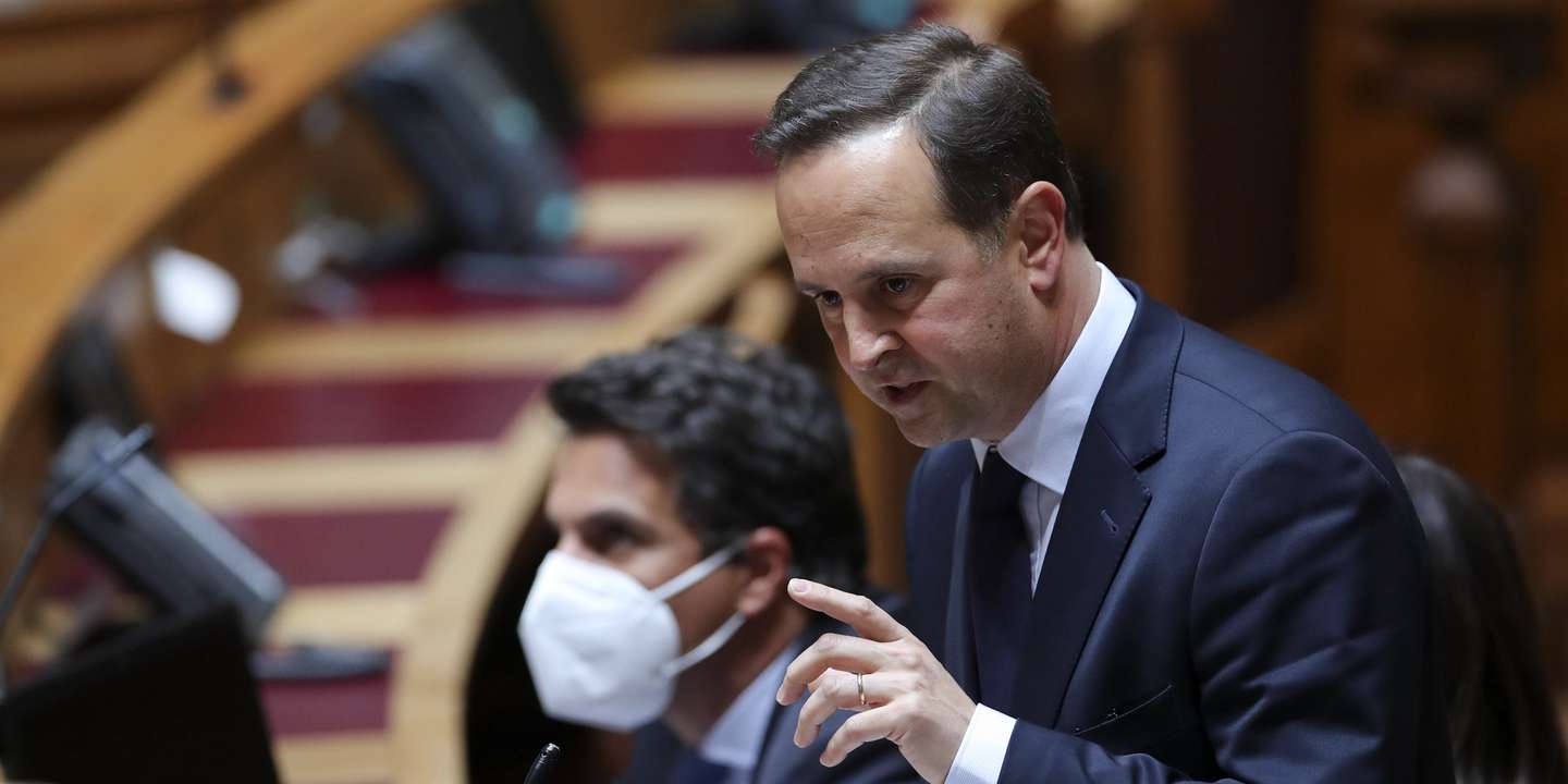 O ministro das Finanças, Fernando Medina, durante o debate sobre o Programa de Estabilidade, na Assembleia da República, em Lisboa, 20 de abril de 2022. ANTÓNIO COTRIM/LUSA