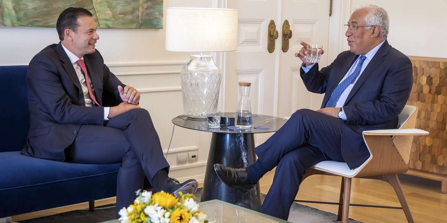 O pimeiro-ministro António Costa (D) recebe o novo líder do PSD, Luís Montenegro, tendo na agenda a prazo um eventual acordo para a construção do novo aeroporto da região de Lisboa durante um encontro da residência oficial do primeiro-ministro, Lisboa, 22 de julho de 2022. JOSÉ SENA GOULÃO/LUSA