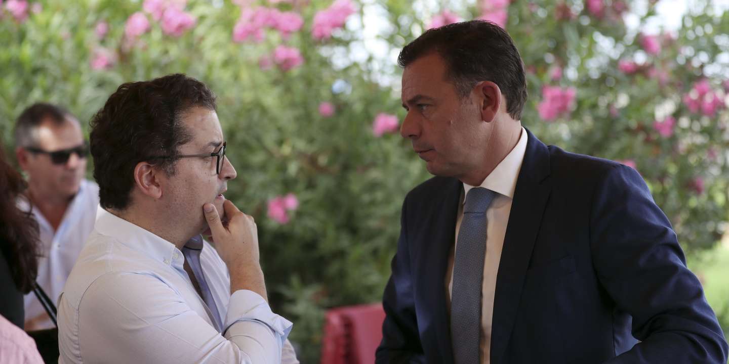 O presidente do Partido Social Democrata (PSD), Luís Montenegro (D), conversa com o líder parlamentar do partido, Joaquim Miranda Sarmento, após um encontro com agricultores em Monsaraz, no âmbito do programa "Sentir Portugal em Évora", que decorre de 10 a 14 de outubro e tem como objetivo contactar com a realidade local e dialogar com os cidadãos, famílias, municípios e instituições, Reguengos de Monsaraz, 10 de outubro de 2022. NUNO VEIGA/LUSA