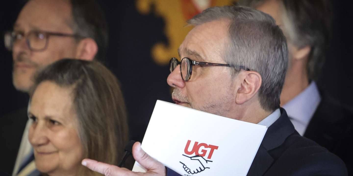 O secretário-geral da União Geral de Trabalhadores (UGT), Mário Mourão (D), ladeado pela presidente Lucinda Dâmaso (E), fala aos jornalistas após uma audiência com o Presidente da República, António José Seguro (ausente na fotografia), no Palácio de Belém, em Lisboa, 22 de abril de 2026. MANUEL DE ALMEIDA/LUSA