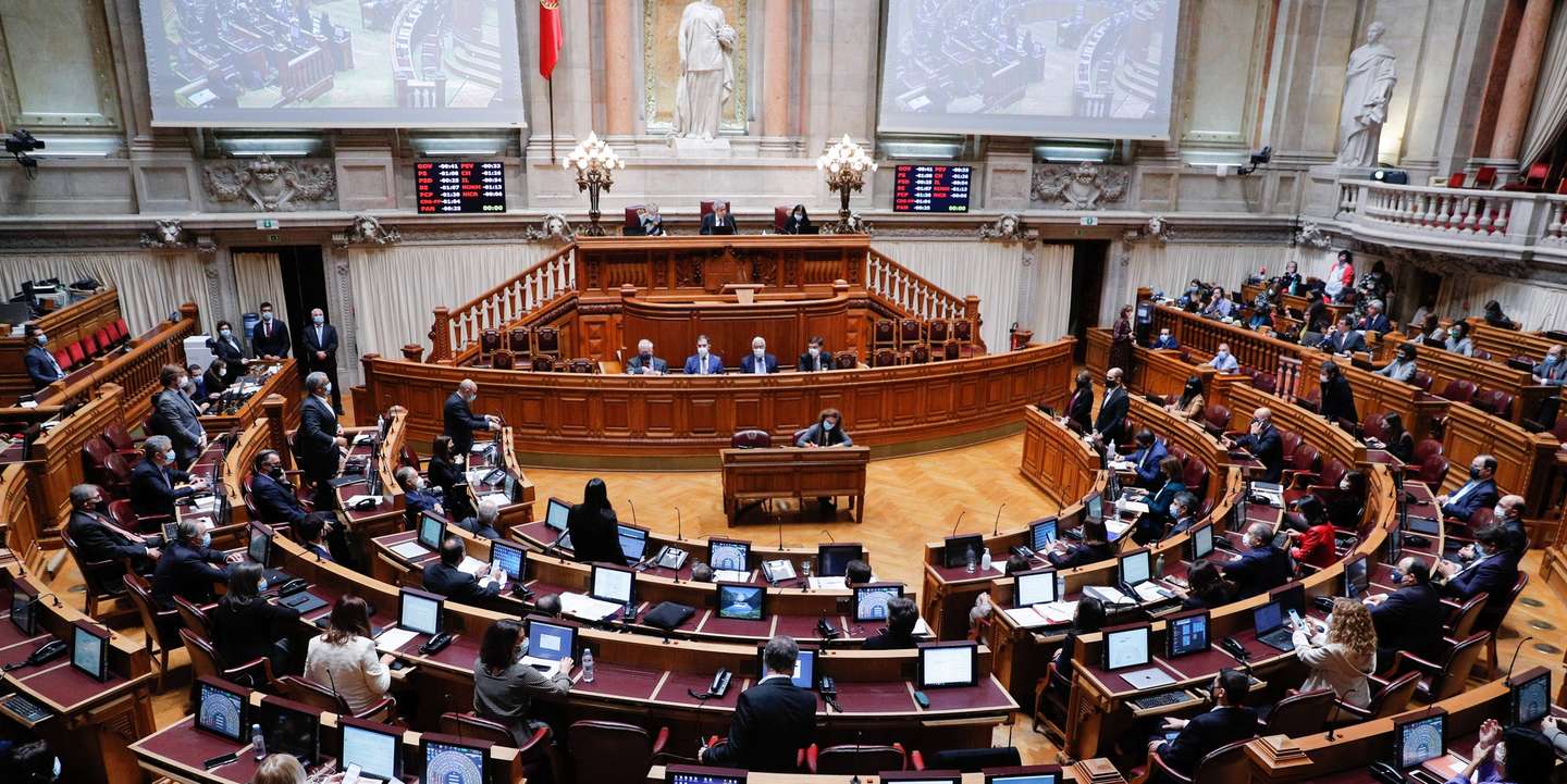 Deputados do Bloco de Esquerda (BE), do Partido Pessoas-Animais-Natureza (PAN) e do CDS-PP abstêm-se na votação do pedido de autorização de renovação do estado de emergência na Assembleia da República, em Lisboa, 20 de novembro de 2020. ANTÓNIO COTRIM/LUSA