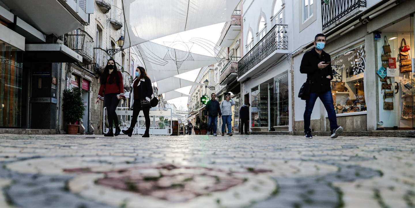 Comerciantes da baixa de Faro afirmam que o Natal deste ano vai ser muito mau, por causa da pandemia de covid-19, Faro, 27 de novembro de 2020. A agência Lusa visitou a localidade fronteiriça do distrito de Faro, habitualmente muito procurada nesta época por espanhóis pelos seus produtos atoalhados e artesanato, mas que agora regista uma acentuada quebra no movimento de turistas devido às restrições impostas pela pandemia de covid-19. (ACOMPANHA TEXTO DE 6 DE DEZEMBRO DE 2020). LUÍS FORRA/LUSA