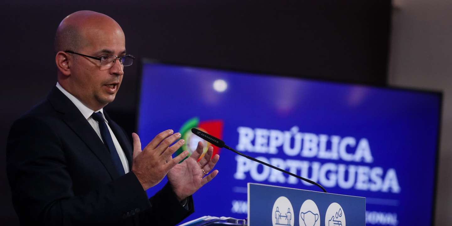 O ministro de Estado e das Finanças, João Leão, durante uma declaração sobre o Programa de Estabilidade 2021-2025, após a aprovação em Conselho de Ministros, no Centro Cultural de Belém, em Lisboa, 15 de abril de 2021. TIAGO PETINGA/LUSA