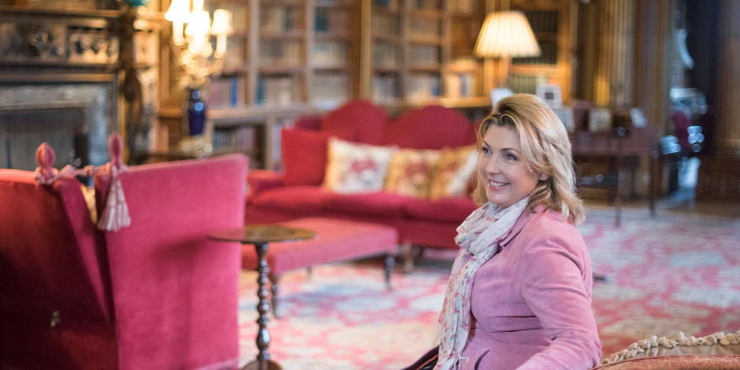 Fiona é a 8ª Condessa de Carnarvon. Atualmente gere o castelo e a propriedade com o marido, Lord Carnarvon.