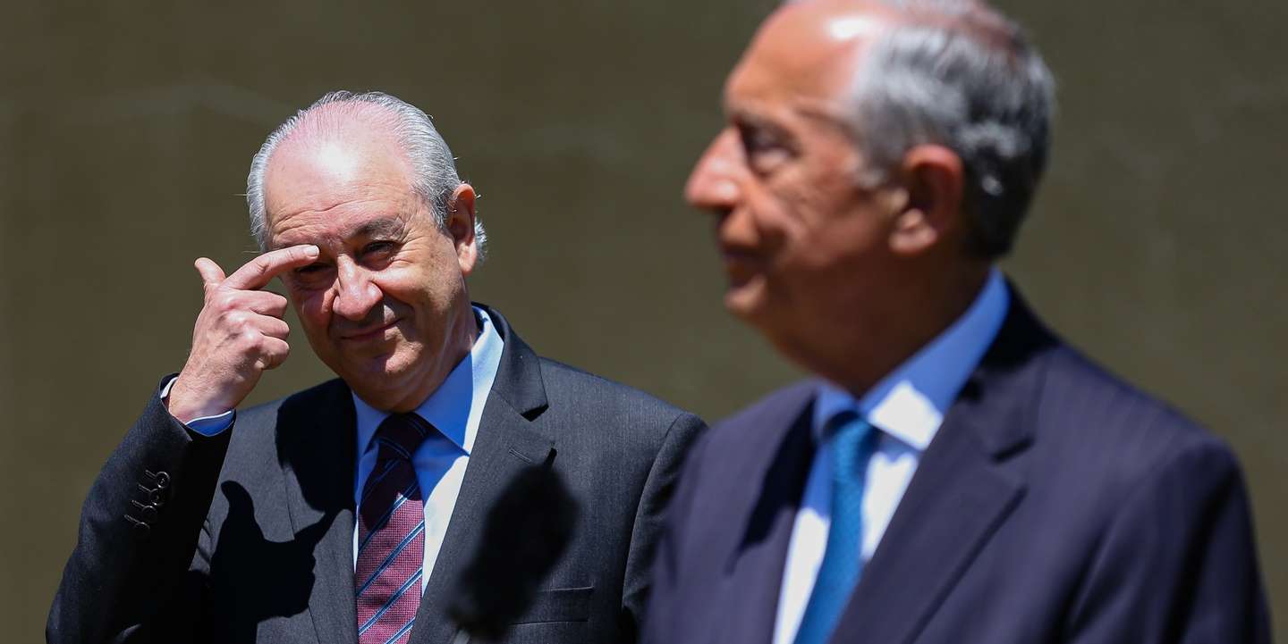 O Presidente da República, Marcelo Rebelo de Sousa (D), acompanhado pelo presidente do Partido Social Democrata (PSD), Rui Rio (E), presta declarações à imprensa à chegada para um almoço na Base Aérea/Aeródromo de Manobra N.º 1 de Ovar, Aveiro, 22 de maio de 2020. O Presidente da República visita hoje o concelho de Ovar. JOSÉ COELHO/LUSA