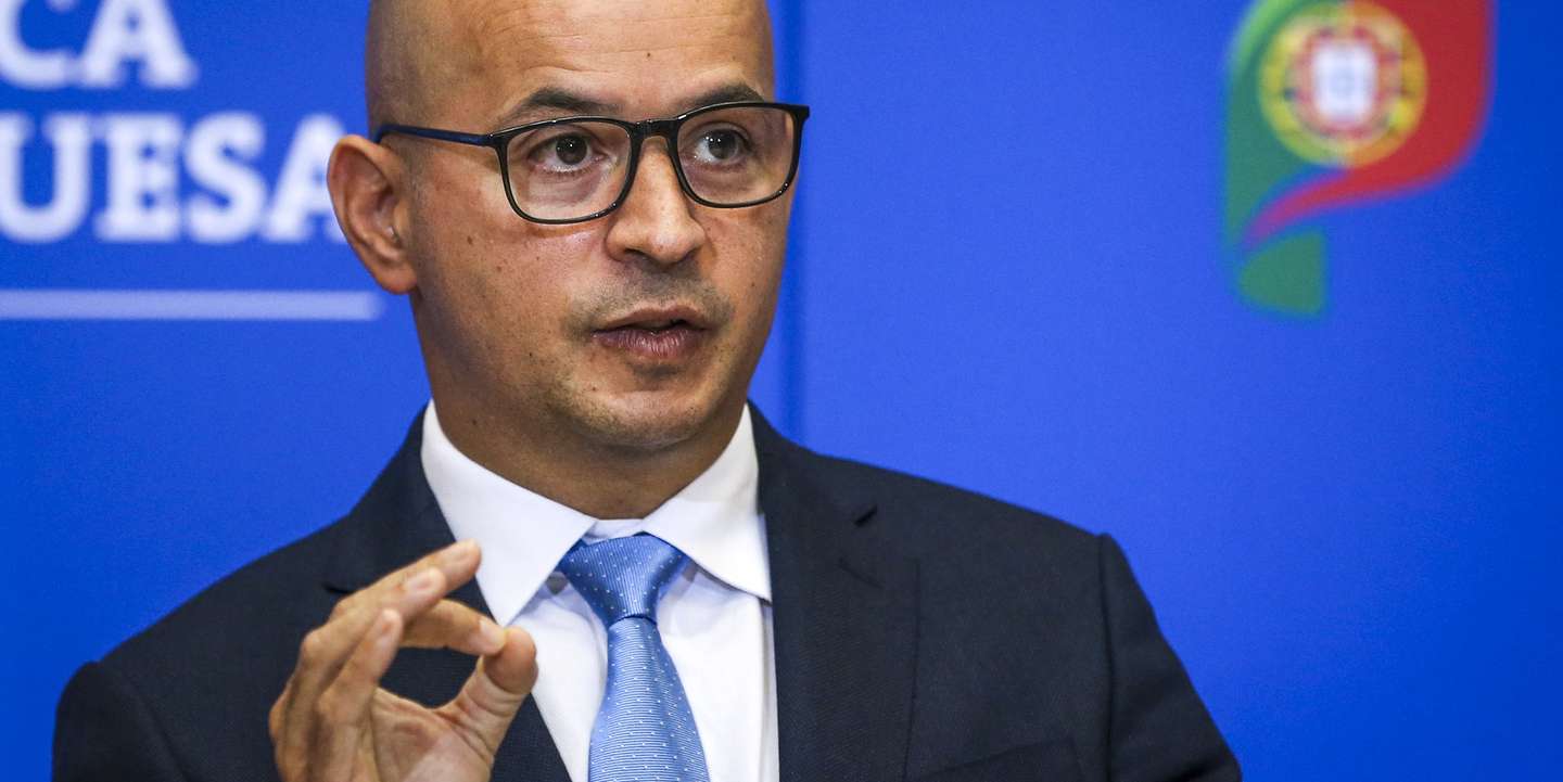 O ministro das Finanças, João Leão, discursa durante a cerimonia de apresentação do novo presidente do Conselho de Administração da Comissão de Mercado de Valores Mobiliários (CMVM), Gabriel Bernardino (AUSENTE DA IMAGEM), no Ministério das Finanças, em Lisboa, 15 de novembro de 2021. RODRIGO ANTUNES/LUSA