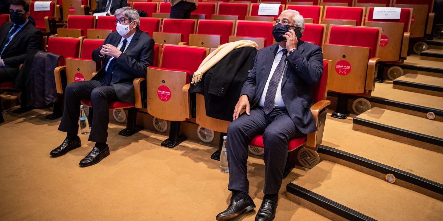O primeiro-ministro, António Costa (D), acompanhado pelo presidente da Assembleia da República, Ferro Rodrigues, momentos antes do início da 14ª sessão de apresentação da “Situação epidemiológica da Covid-19 em Portugal”, na sede do Infarmed, em Lisboa, 12 de janeiro de 2021. JOSÉ SENA GOULÃO/LUSA