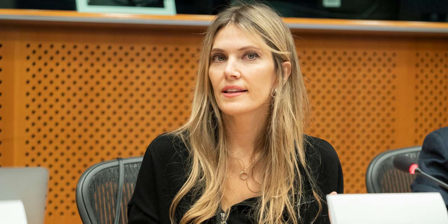 Eva Kaili, a ex-vice-presidente do Parlamento Europeu destituída no cargo no sábado, tornou-se a cara de um dos maiores escândalos de corrupção