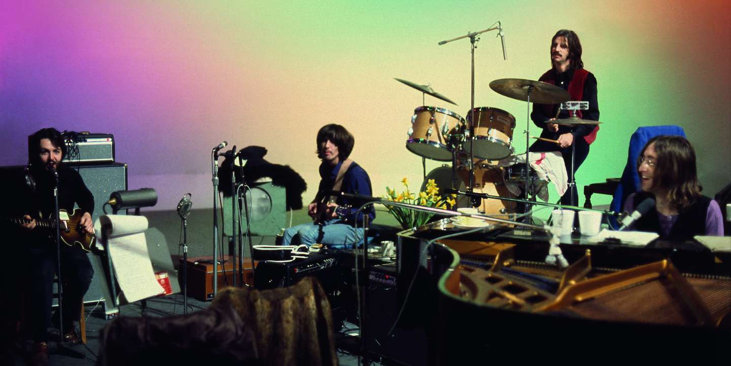 Em três episódios, "Get Back" mostra o dia-a-dia dos The Beatles em sessões de ensaio e gravação em janeiro de 1969, que resultariam no disco e filme "Let It Be"