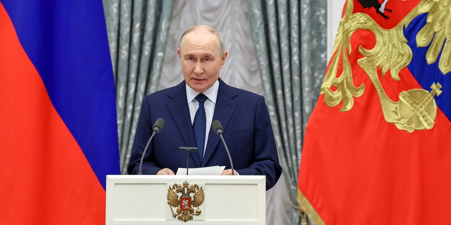 epa13248809 Russian President Vladimir Putin speaks during a ceremony to present state awards to distinguished employees of Russia's defense industry ahead of Armourer's Day at the Kremlin in Moscow, Russia, 18 September 2026.  EPA/ALEXANDER KAZAKOV/SPUTNIK/KREMLIN/POOL MANDATORY CREDIT