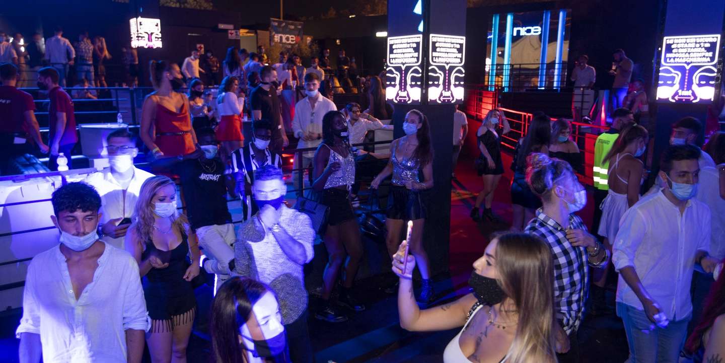 epa08604803 Revellers wear protective face masks and keep to social distancing rules as an anti-Covid protocol applied by the disco ''Nice'' in the Saxa Rubra area in Rome, Italy, during Phase 3 of the Covid-19 emergency, 15 August 2020.  EPA/ANSA/CLAUDIO PERI