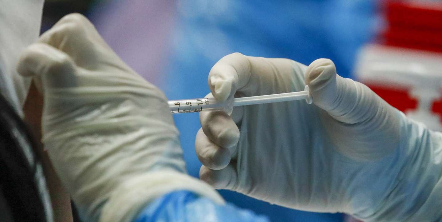 epa09164664 A woman receives the second dose of the Sinovac COVID-19 vaccine at a school in Bangkok, Thailand, 28 April 2021. A group of workers considered to be high risk, linked to a cluster around entertainment venues received the second dose of the Sinovac COVID-19 as authorities continue their efforts to contain the third wave of COVID-19 infections.  EPA/DIEGO AZUBEL