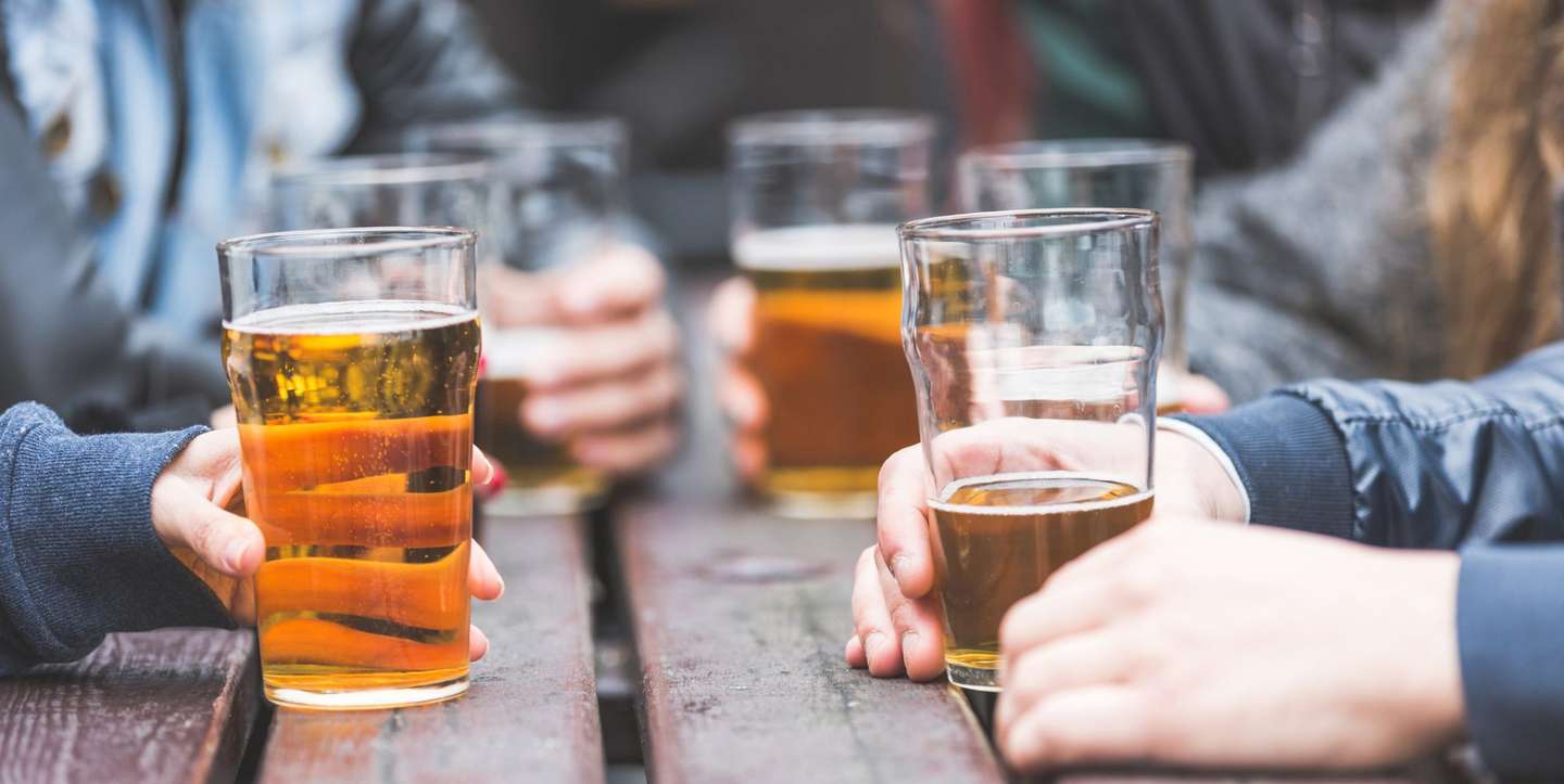 Restaurantes, bares e espaços de diversão noturna vão poder abrir sem restrições em Inglaterra