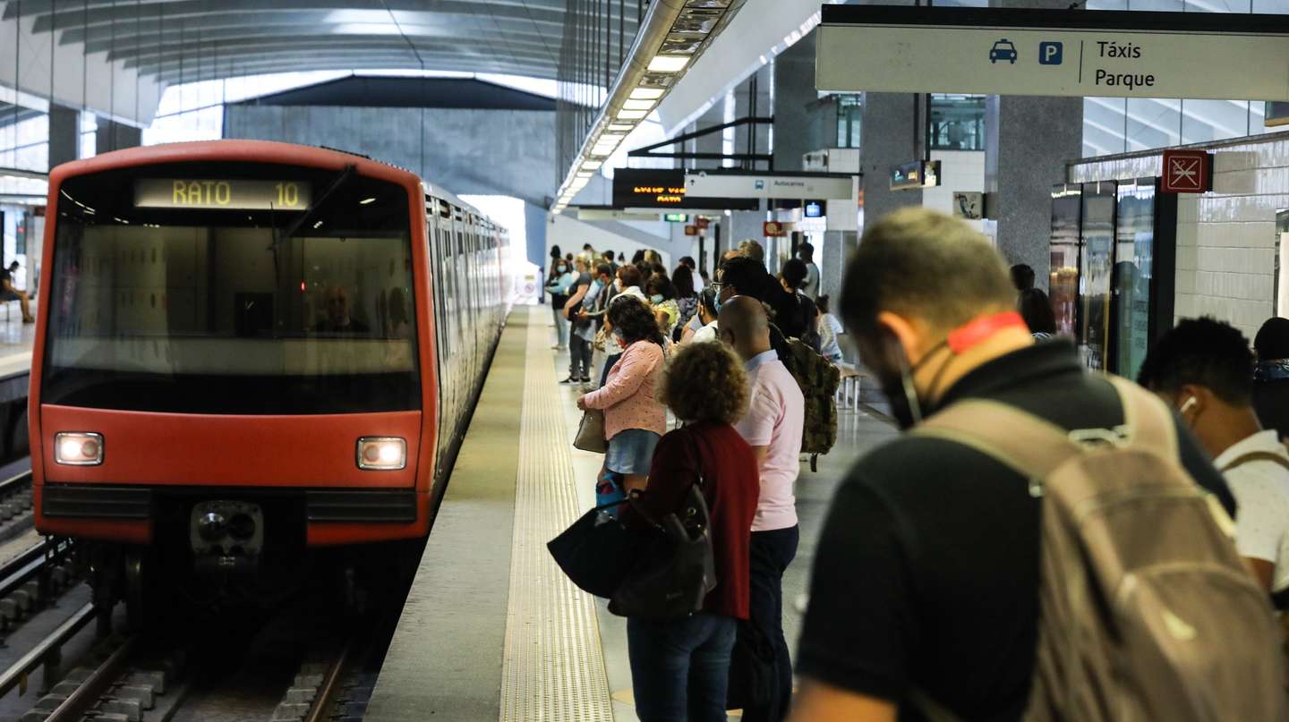 Utentes aguardam o metro na Estação de Metro do Senhor Roubado, no dia em que a área Metropolitana de Lisboa (AML) vê reforçada a oferta de transportes públicos, sobretudo de autocarros, permitindo que a capacidade fique a 90% da que existia no mesmo período do ano passado, em Odivelas, 01 de julho de 2020. MIGUEL A. LOPES/LUSA