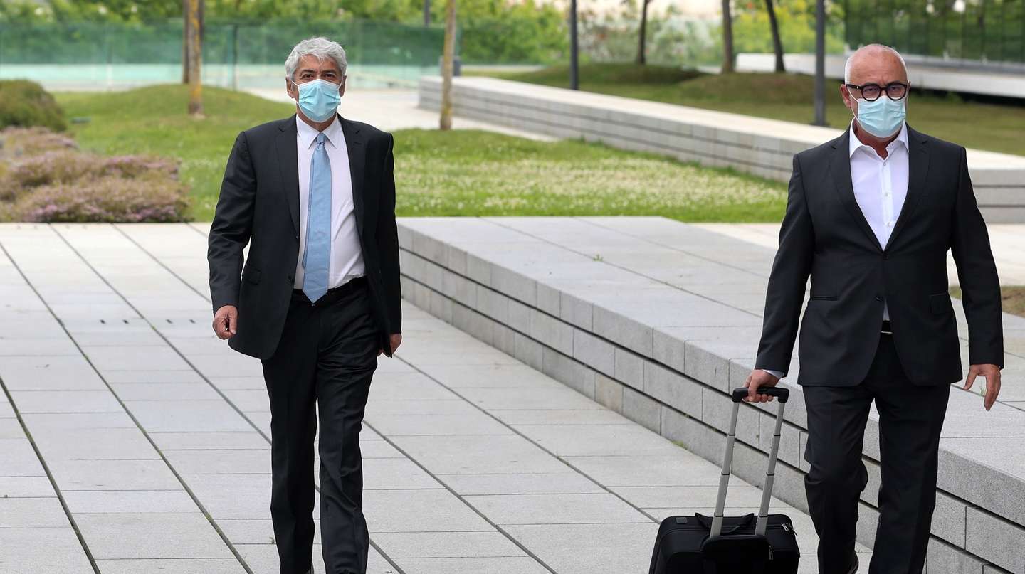 O ex- primeiro-ministro José Sócrates (E), acompanhado pelo advogado Pedro Delille, à chegada para assistrir à  leitura da decisão instrutória do processo 'Operação Marquês', no Campus de Justiça, em Lisboa, Portugal, 09 de abril de 2021. A Operação Marquês conta com 28 arguidos – 19 pessoas e 9 empresas -, entre os quais o ex-primeiro-ministro José Sócrates,  Ricardo Salgado, Carlos Santos Silva, Armando Vara, Henrique Granadeiro e Zeinal Bava, entre outros arguidos e está relacionado com crimes de corrupção, ativa e passiva, branqueamento de capitais, falsificação de documento e fraude fiscal.Seis anos após ter sido detido no aeroporto de Lisboa, José Sócrates, de 63 anos, pode tornar-se no primeiro ex-chefe de Governo português a ser julgado por corrupção passiva de titular de cargo político e outros crimes, após o Ministério Público o ter acusado de 31 ilícitos. A fase de instrução começou em 28 de janeiro de 2019, sob a direção do juiz Ivo Rosa, do Tribunal Central de Instrução Criminal, que hoje vai anunciar a sua decisão, sendo esta passível de recurso, caso os arguidos não sejam pronunciados nos exatos termos da acusação.  ANTÓNIO COTRIM/LUSA
