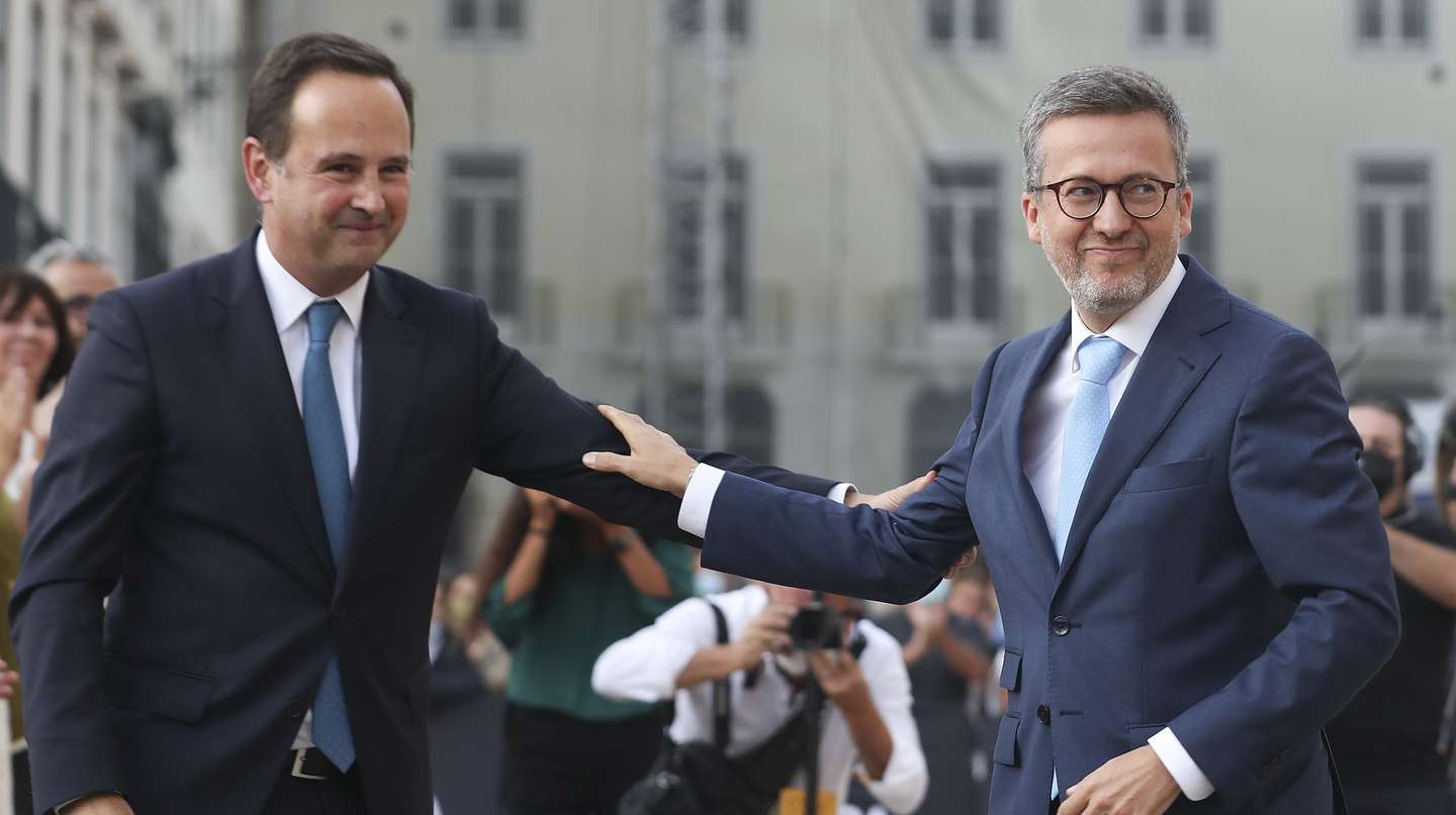 O novo presidente da Câmara Municipal de Lisboa, Carlos Moedas (D), cumprimenta o ex-presidente da autarquia, Fernando Medina (E), durante a cerimónia de instalação e posse do presidente e vereadores eleitos para a autarquia lisboeta, bem como dos deputados municipais eleitos para a Assembleia Municipal de Lisboa, realizada nos Paços do Concelho de Lisboa, 18 de outubro de 2021. ANTÓNIO COTRIM/LUSA