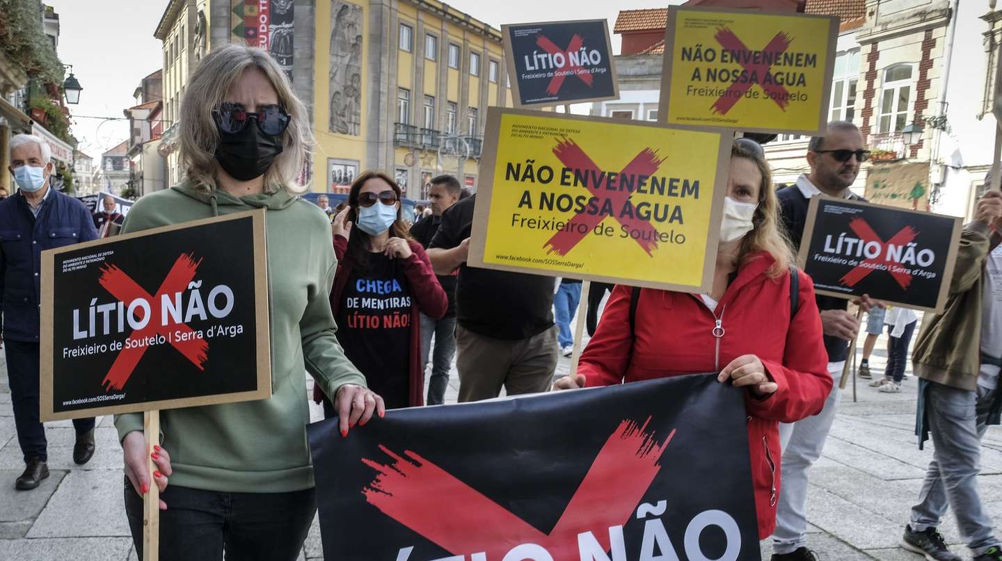 Mais de mil pessoas protestam contra prospeção de lítio na Serra d’Arga