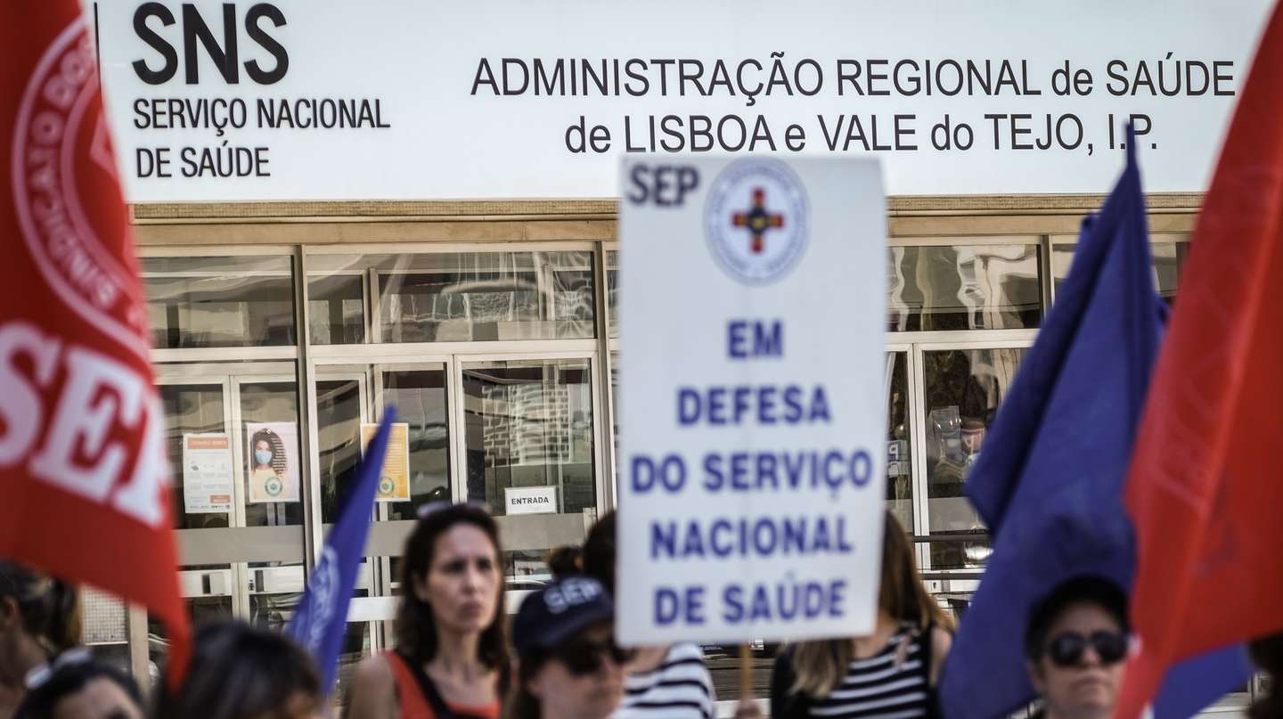 Enfermeiros da Administração Regional de Saúde de Lisboa e Vale do Tejo em greve participam na concentração convocada pelo Sindicato dos Enfermeiros Portugueses (SEP), pela vinculação efetiva de todos os enfermeiros com contratos precários, pela manutenção das 35 horas semanais em todas as Unidades Funcionais e constituição de listas de utentes por enfermeiro de Família, em Lisboa, 07 de julho de 2022. MÁRIO CRUZ/LUSA