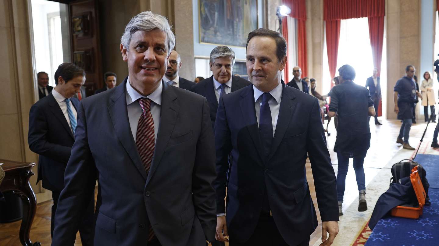 O ministro das Finanças, Fernando Medina (D), ladeado pelo governador do Banco de Portugal, Mário Centeno (D), à chegada para a cerimónia de apresentação pública dos novos membros do Conselho de Administração do Banco de Portugal, no salão nobre do Ministério das Finanças, em Lisboa, 29 de novembro de 2022. ANTÓNIO PEDRO SANTOS/LUSA