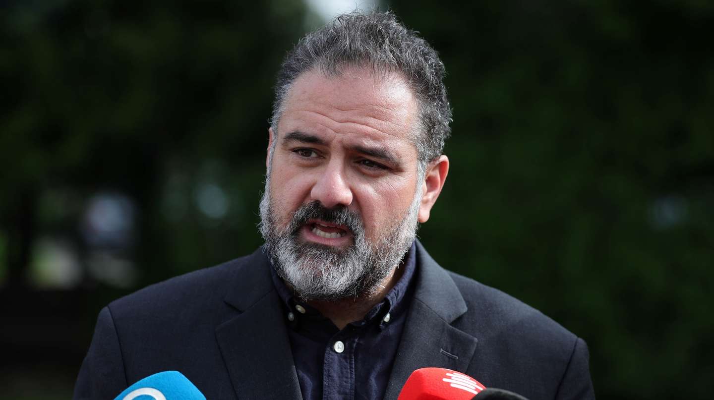 O coordenador do Gabinete de Apoio Humanitário da Ordem dos Médicos (GAHOM), Vítor Almeida, fala à comunicação social no final da cerimónia de assinatura de protocolo entre Ordem dos Médicos e Ministério da Saúde no âmbito do Gabinete de Apoio Humanitário da Ordem dos Médicos (GAHOM) e a missão à Ucrânia, no Porto, 20 de fevereiro de 2023. ESTELA SILVA/LUSA