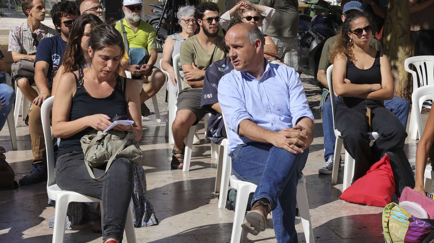 O secretário-geral do Partido Comunista Português (PCP, Paulo Raimundo, participa na tribuna pública "Pelo direito à Habitação. Baixar as prestações ao banco e as rendas", no Largo do Intendente, em Lisboa, 11 de julho de 2023. MANUEL DE ALMEIDA/LUSA