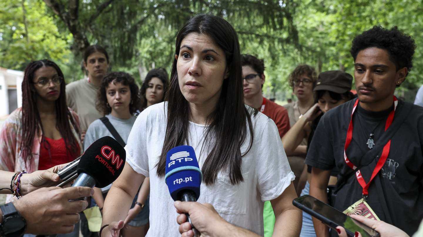 A coordenadora do Bloco de Esquerda (BE), Mariana Mortágua, fala aos jornalistas  durante o acampamento da Liberdade, acampamento de jovens do Bloco de Esquerda, no Parque de Campismo de São Gião, Oliveira do Hospital, 29 de julho de 2023. PAULO NOVAIS/LUSA