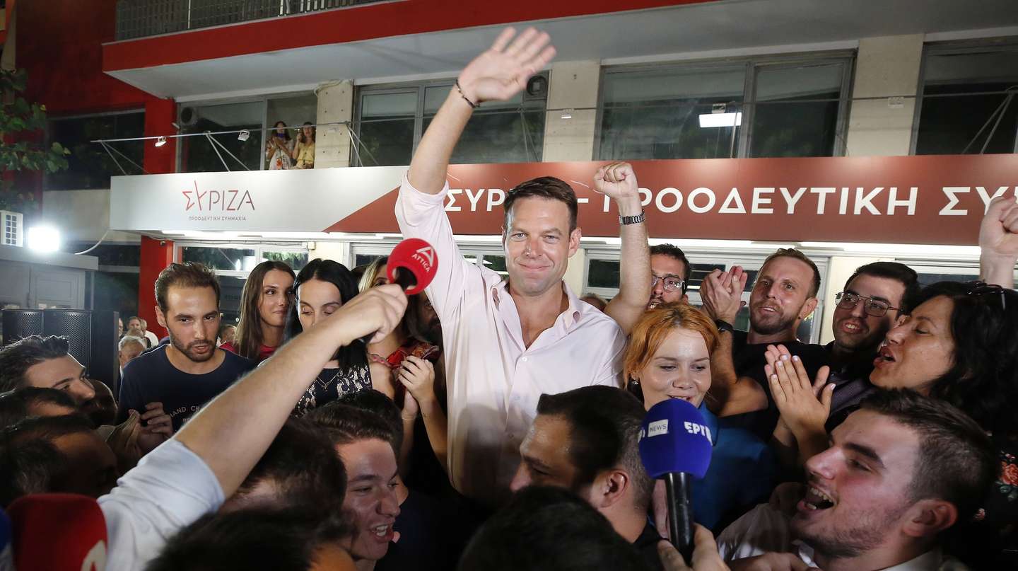 epa10881744 Stefanos Kasselakis (C), elected as the new President of the SYRIZA-Progressive Alliance party, greets supporters as he arrives at the party' s offices in Athens, Greece, 24 September 2023. With 75 percent of the votes counted, Kasselakis on 24 September emerged as the victor of the election for a new leader of main opposition SYRIZA-Progressive Alliance, according to an announcement by Yiannis Drosos, head of the party's Electoral Committee. Kasselakis received 56.69 percent of the vote, against 43.31 percent for rival candidate Effie Achtsioglou.  EPA/ALEXANDROS VLACHOS