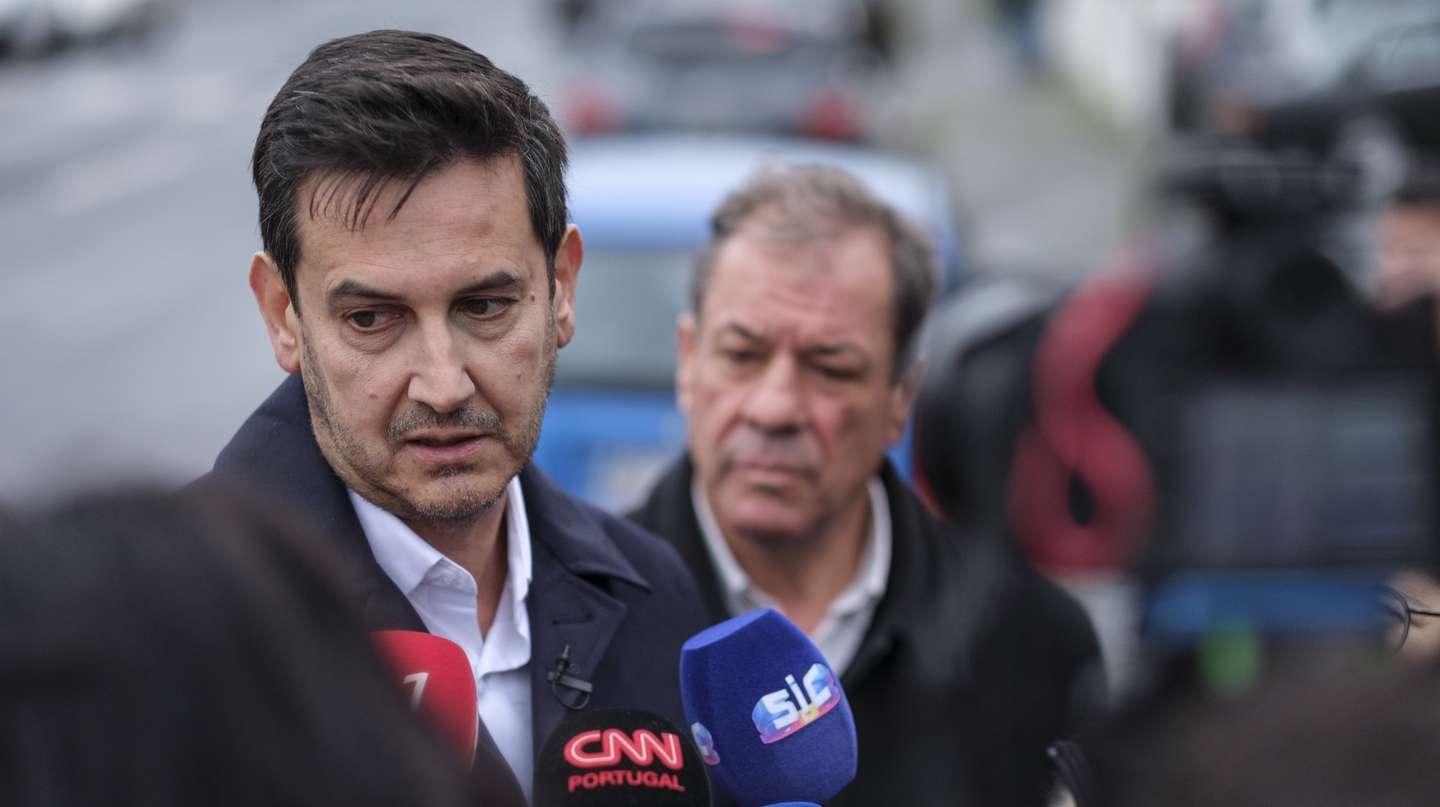 Rui Rocha, líder da Iniciativa Liberal, e Nuno Barata, coordenador da Iniciativa Liberal nos Açores, fala à comunicação social um pouco antes de uma almoço de dirigentes da IL, em Angra do Heroísmo, na ilha Terceira, na campanha para as eleições legislativas regionais dos Açores, marcadas para 04 de fevereiro, Angra do Heroísmo, ilha Terceira, Açores, 27 de janeiro de 2024. ANTÓNIO ARAÚJO/LUSA