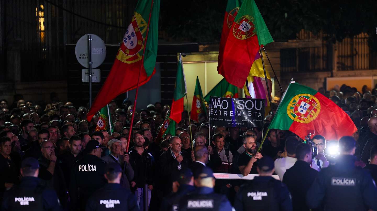 Polícias em protesto no Capitólio onde decorre o debate entre o secretário-geral do Partido Socilaista (PS), Pedro Nuno Santos e o presidente do Partido Social Democrata (PSD), Luis Montenegro, no Capitólio, em Lisboa, 19 de fevereiro de 2024. JOSÉ SENA GOULÃO/LUSA