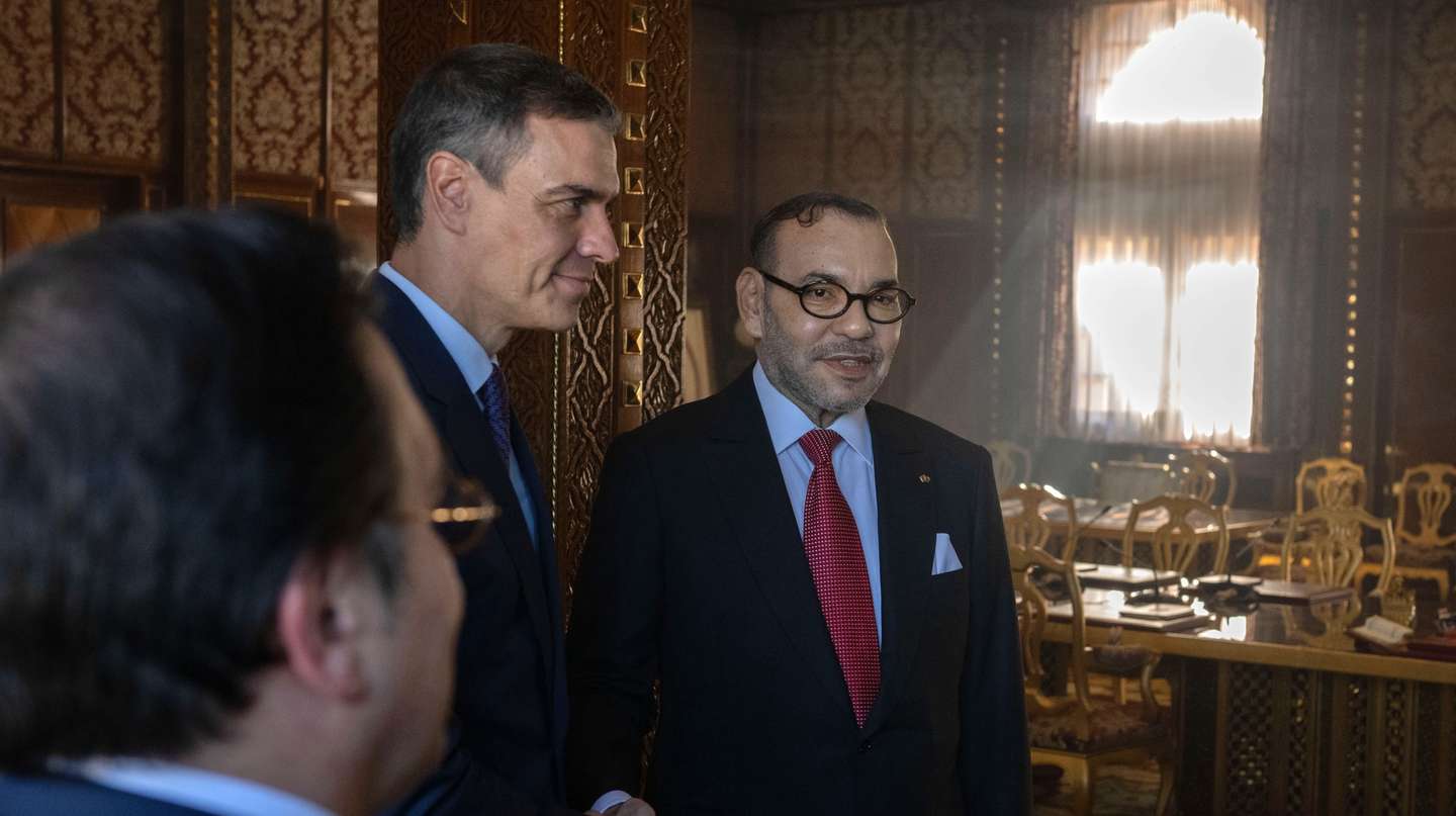 epa11170533 Moroccan King Mohammed VI (R) receives Spanish Prime Minister Pedro Sanchez (2-R), at the Royal Palace in Rabat, Morocco, 21 February 2024. Sanchez is on an official visit to Morocco.  EPA/JALAL MORCHIDI / POOL