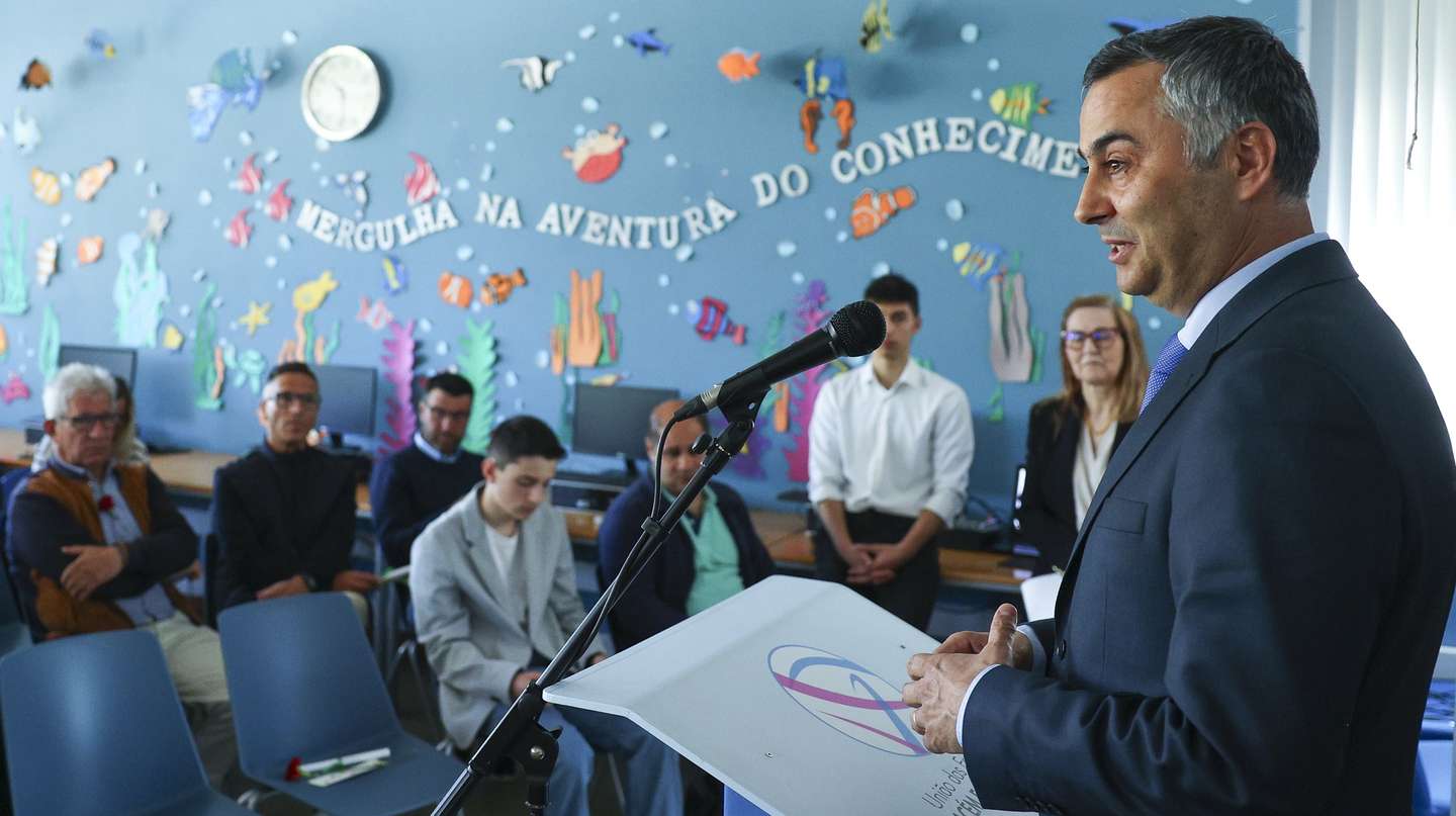O ministro da Educação, Ciência e Inovação, Fernando Alexandre, durante a inauguração da exposição "Ama(r) a Liberdade", na escola Básica e Secundária de Gama Barros, no Cacém, Sintra, 23 de abril de 2024. ANTÓNIO COTRIM/LUSA