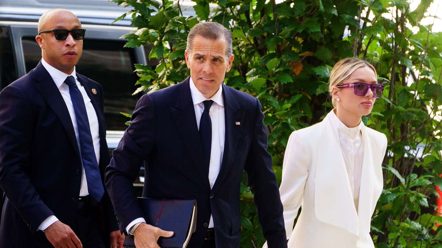 epa11395517 Hunter Biden (C), son of US President Joe Biden, and his wife Melissa Cohen Biden (R) arrive to the US Federal District Court in Wilmington, Delaware, USA, 07 June 2024. Hunter Biden is facing federal criminal charges for allegedly lying on a federal form when purchasing a gun in 2018.  EPA/WILL OLIVER