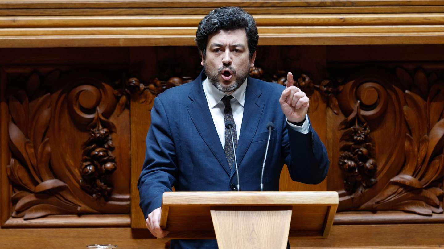 O deputado do Partido Socialista (PS), Pedro Delgado Alves, intervém na sessão plenária num debate de urgência sobre "a situação provocada pelas declarações do Senhor Presidente da República em relação à reparação histórica das ex-províncias ultramarinas", na Assembleia da República, em Lisboa, 15 de maio de 2024. ANTÓNIO PEDRO SANTOS/LUSA