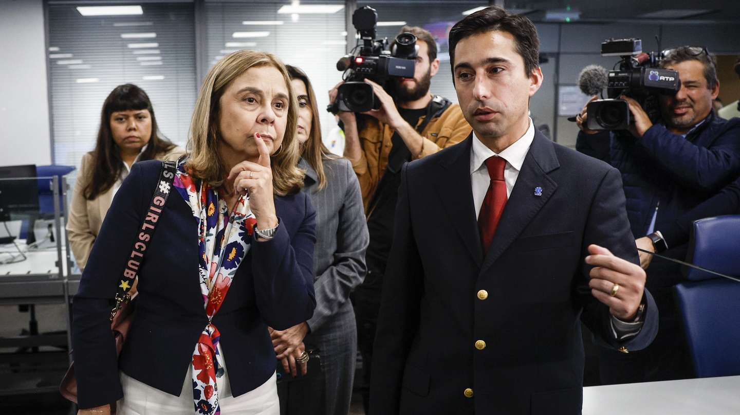 A ministra da Saúde, Ana Paula Martins (E), ladeada pelo presidente do Instituto Nacional de Emergência Médica (INEM), Sérgio Janeiro, durante uma visita ao INEM, em Lisboa, 12 de novembro de 2024. As falhas no INEM, devido a uma greve dos seus trabalhadores às horas extraordinárias, estão a ser associadas à morte de, pelo menos 10 pessoas, nos últimos dias. ANTÓNIO PEDRO SANTOS/LUSA