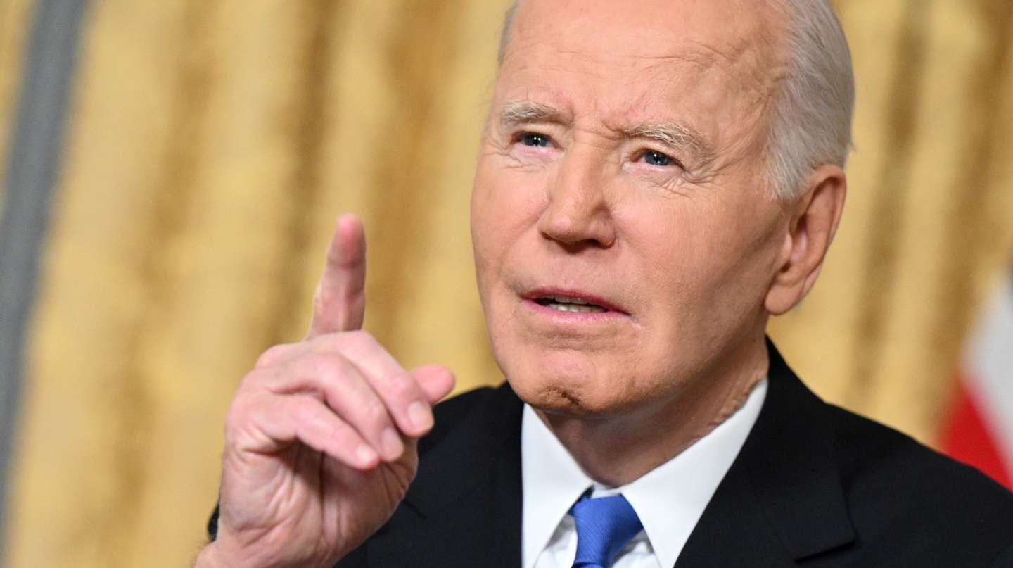 epa11827542 US President Joe Biden delivers his farewell address to the nation from the Oval Office of the White House in Washington, DC, USA, 15 January 2025.  EPA/MANDEL NGAN / POOL