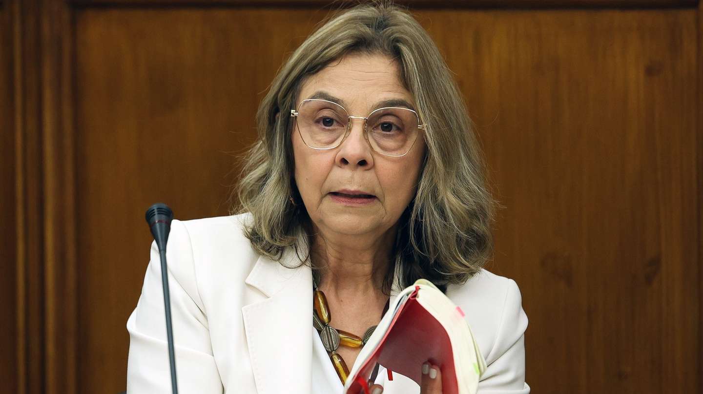 A ministra da Saúde, Ana Paula Martins, intervém na sua audição perante a Comissão de Saúde, na Assembleia da República, em Lisboa, 12 de fevereiro de 2025. TIAGO PETINGA/LUSA