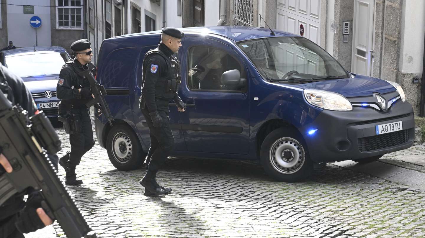 Carro celular que transporta Fernando Madureira  também conhecido com "Macaco" à chegada para o início do julgamento da "Operação Pretoriano" que decorre no Tribunal São João Novo no Porto, 17 de março de 2025. O processo tem como arguidos Fernando Madureira, ex-líder dos Super Dragões, Sandra Madureira, Vítor Catão e ainda mais nove arguidos, acusados de crimes alegadamente cometidos numa Assembleia-Geral do FC Porto. FERNANDO VELUDO/LUSA