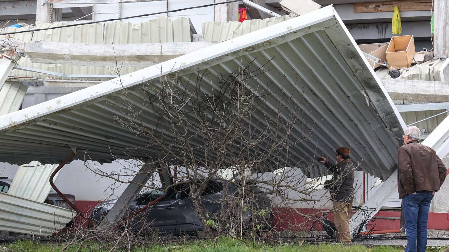 Veículos destruídos com a queda de parte da cobertura central da bancada do Estádio de Santo António, da Associação Desportiva Nogueirense, devido à passagem da tempestade Martinho, em Nogueira do Cravo, Oliveira do Hospital, 20 de março de 2025. Segundo a Autoridade Nacional de Emergência e Proteção Civil (ANEPC), mais de 4.000 ocorrências relacionadas com o mau tempo foram registadas em Portugal continental entre as 00:00 e as 07:00, a maioria quedas de árvores e estruturas. PAULO NOVAIS/LUSA