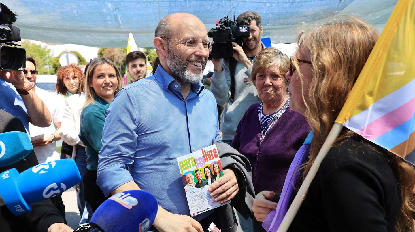 O porta-voz do Livre Rui Tavares (C) visita a Feira dos Carvalhos em Vila Nova de Gaia, no distrito do Porto, no âmbito da campanha eleitoral para as Legislativas, em Vila Nova de Gaia, 07 de maio de 2025. ESTELA SILVA/LUSA