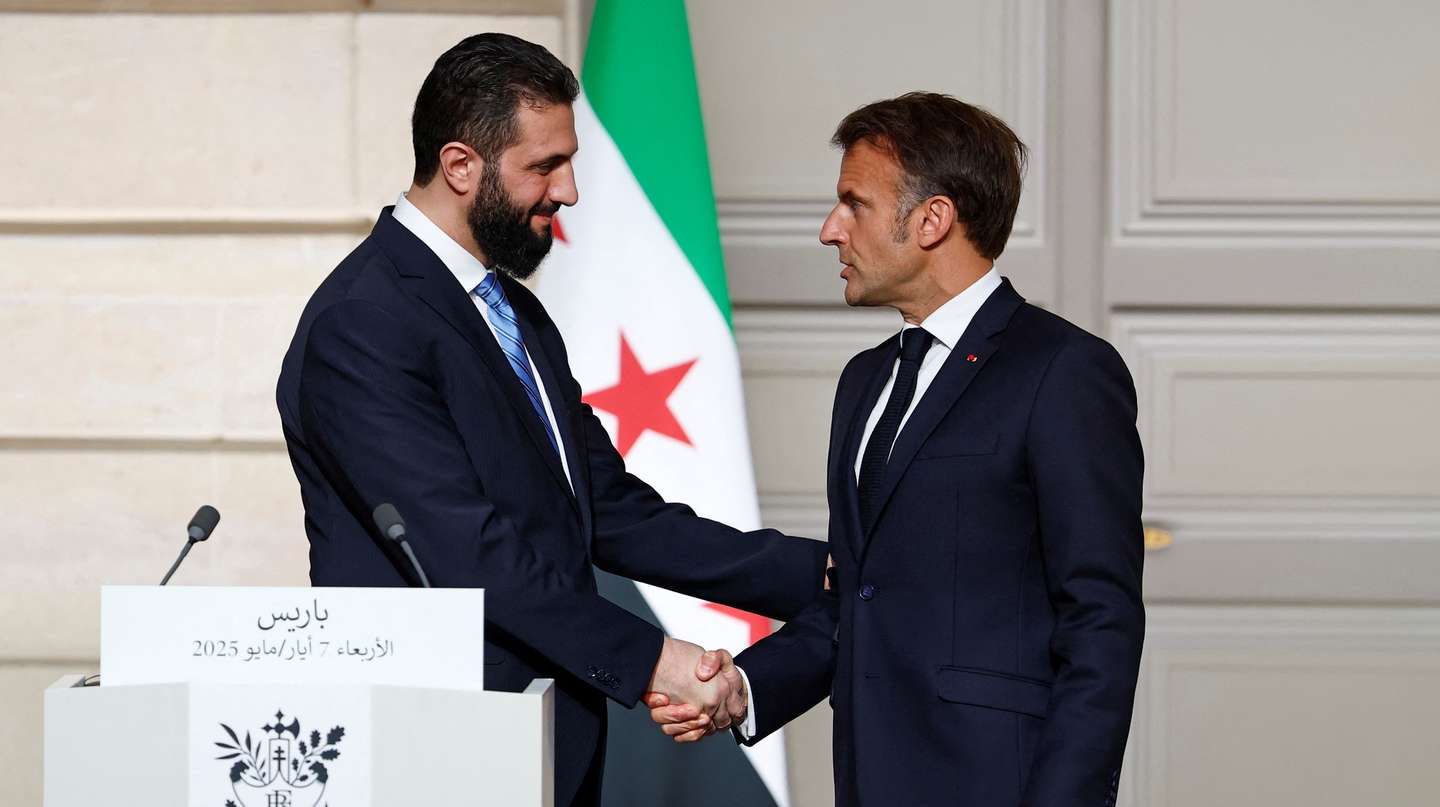 epa12081627 French President Emmanuel Macron (R) shakes hands with Syrian President Ahmed al-Sharaa (L) after a joint press conference following their meeting at the Elysee Palace in Paris, France, 07 May 2025.  EPA/STEPHANIE LECOCQ / POOL