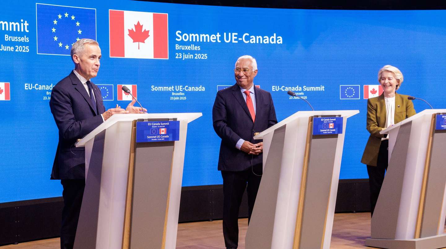 epa12193435 (L-R) Canadian Prime Minister Mark Carney, European Council President Antonio Costa and European Commission President Ursula von der Leyen speak during a press conference after the 20th EU-Canada summit in Brussels, Belgium, 23 June 2025.  EPA/OLIVIER MATTHYS