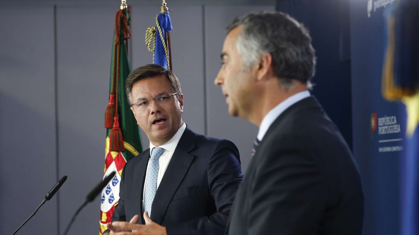 O ministro da Reforma do Estado, Gonçalo Matias (E), ladeado pelo ministro da Educação, Ciência e Inovação, Fernando Alexandre (D), intervém durante a conferência de imprensa após a reunião do Conselho de Ministros, no Campus XXI, em Lisboa, 31 de julho de 2025. ANTÓNIO PEDRO SANTOS/LUSA