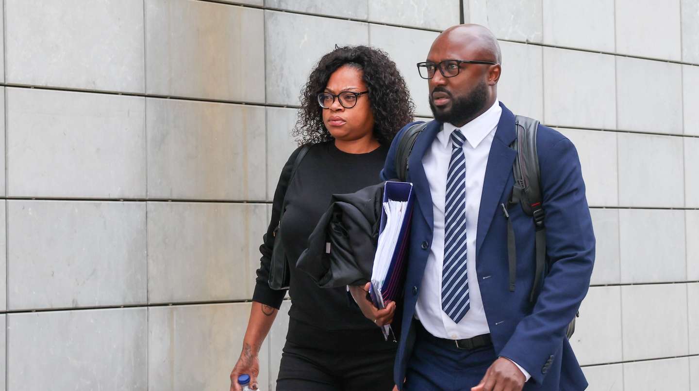 Ana Patrícia Moniz (E), mulher de Odair Moniz, acompanhada pelo advogado, à chegada para o início do julgamento do agente da PSP acusado pelo homicídio de Odair Moniz, na Cova da Moura em 2024, no Tribunal de Sintra, 22 de outubro de 2025. JOÃO RELVAS/LUSA