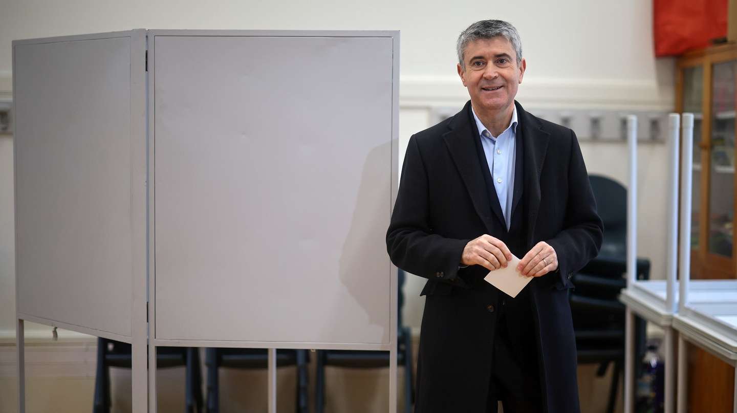 José Luis Carneiro, secretário-geral do Partido Socialista (PS), exerce o seu direito de voto para as eleições presidenciais, no Porto, 08 de fevereiro de 2026. Mais de 11 milhões de eleitores são chamados a escolher o novo Presidente da República, num sufrágio que opõe António José Seguro a André Ventura, os dois mais votados em 18 de janeiro. ESTELA SILVA/LUSA
