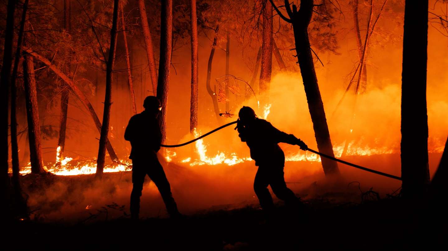 Bombeiros combatem as chamas durante um incêndio em São Martinho da Anta, concelho de Sabrosa, Vila Real, 2 de agosto de 2025. O fogo que começou em São Cibrão, Vila Real, alastrou para o concelho de Sabrosa, onde lavra em duas frentes com alguma intensidade e mobiliza cerca de 240 operacionais. PEDRO SARMENTO COSTA/LUSA