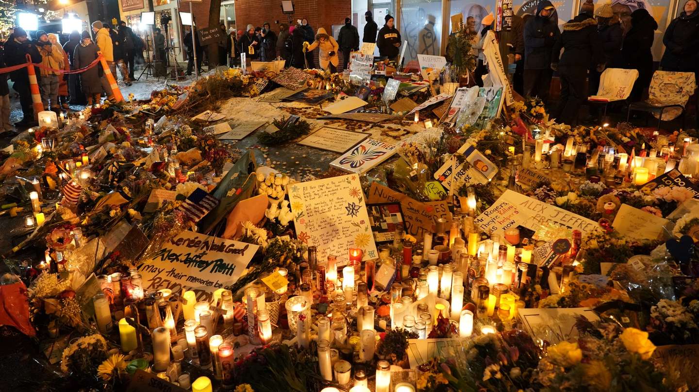 epa12683786 People maintain a vigil the memorial where Alex Pretti was fatally shot by federal agents in south Minneapolis, Minnesota, USA, 26 January 2026. Pretti is the second person killed by federal officers in Minneapolis this month.  EPA/CRAIG LASSIG