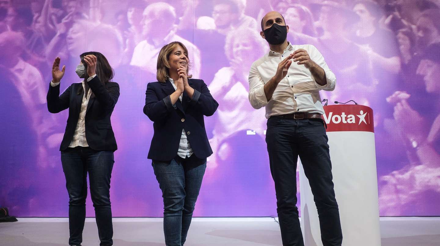 A coordenadora nacional do Bloco de Esquerda (BE), Catarina Martins (C), acompanhada por Pedro Filipe Soares (D) e Mariana Mortágua (E), participa no comício nacional do partido, no âmbito da campanha eleitoral para as eleições legislativas 2022, no pavilhão Carlos Lopes, em Lisboa, 23 de janeiro de 2022. A 30 de janeiro mais de 10 milhões de eleitores residentes em Portugal e no estrangeiro constam dos cadernos eleitorais para a escolha dos 230 deputados à Assembleia da República. MÁRIO CRUZ/LUSA